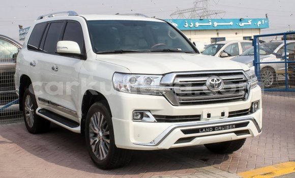 Acheter Import Voiture Toyota Land Cruiser Blanc à Import - Dubai, Bujumbura Acheter Import Voiture Toyota Land Cruiser Blanc à Import - Dubai, Bujumbura