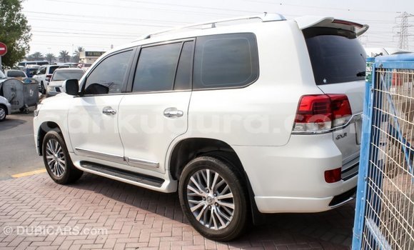 Acheter Import Voiture Toyota Land Cruiser Blanc à Import - Dubai, Bujumbura Acheter Import Voiture Toyota Land Cruiser Blanc à Import - Dubai, Bujumbura
