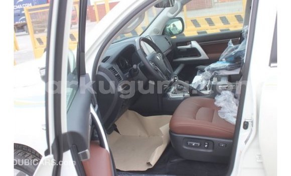 Acheter Import Voiture Toyota Land Cruiser Blanc à Import - Dubai, Bujumbura Acheter Import Voiture Toyota Land Cruiser Blanc à Import - Dubai, Bujumbura