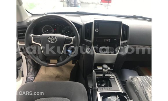 Nunua Imported Toyota Land Cruiser Nyeupe Gari ndani ya Import - Dubai nchini Bujumbura Nunua Imported Toyota Land Cruiser Nyeupe Gari ndani ya Import - Dubai nchini Bujumbura