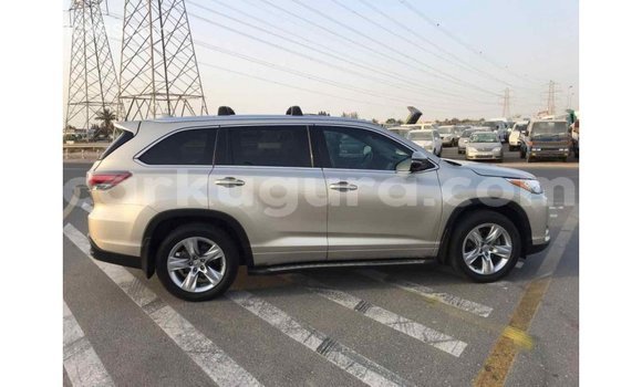 Acheter Import Voiture Toyota Highlander Beige à Import - Dubai, Bujumbura Acheter Import Voiture Toyota Highlander Beige à Import - Dubai, Bujumbura