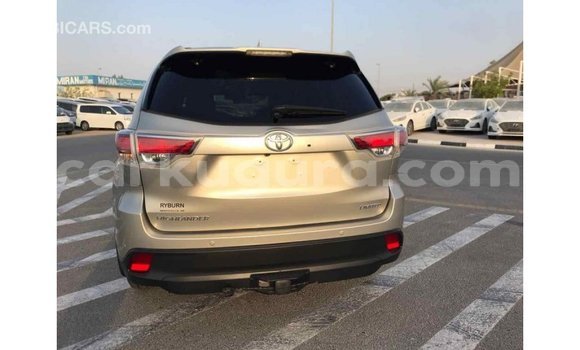 Acheter Import Voiture Toyota Highlander Beige à Import - Dubai, Bujumbura Acheter Import Voiture Toyota Highlander Beige à Import - Dubai, Bujumbura