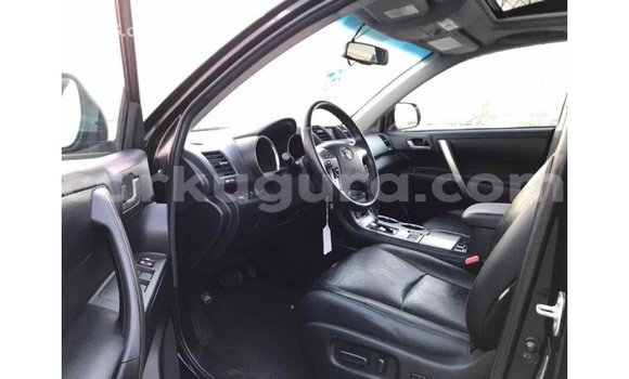Nunua Imported Toyota Highlander Nyeusi Gari ndani ya Import - Dubai nchini Bujumbura Nunua Imported Toyota Highlander Nyeusi Gari ndani ya Import - Dubai nchini Bujumbura