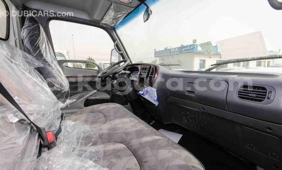 Nunua Imported Hyundai Accent Nyeupe Gari ndani ya Import - Dubai nchini Bujumbura Nunua Imported Hyundai Accent Nyeupe Gari ndani ya Import - Dubai nchini Bujumbura