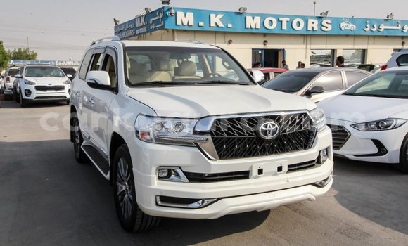 Acheter Import Voiture Toyota Land Cruiser Blanc à Import - Dubai, Bujumbura Acheter Import Voiture Toyota Land Cruiser Blanc à Import - Dubai, Bujumbura
