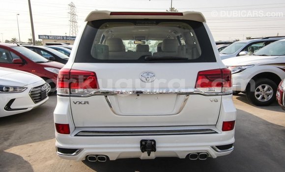 Acheter Import Voiture Toyota Land Cruiser Blanc à Import - Dubai, Bujumbura Acheter Import Voiture Toyota Land Cruiser Blanc à Import - Dubai, Bujumbura