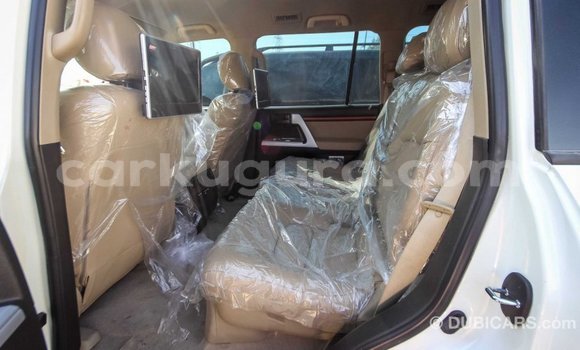 Acheter Import Voiture Toyota Land Cruiser Blanc à Import - Dubai, Bujumbura Acheter Import Voiture Toyota Land Cruiser Blanc à Import - Dubai, Bujumbura