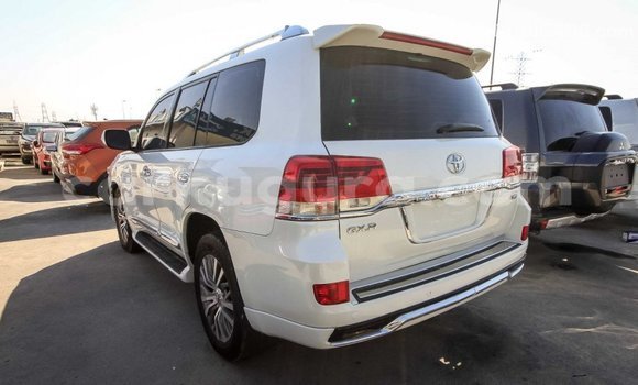 Acheter Import Voiture Toyota Land Cruiser Blanc à Import - Dubai, Bujumbura Acheter Import Voiture Toyota Land Cruiser Blanc à Import - Dubai, Bujumbura