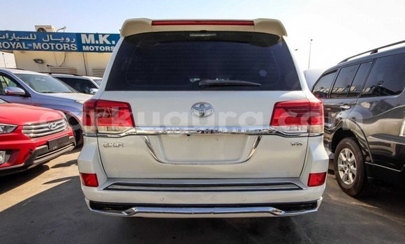 Acheter Import Voiture Toyota Land Cruiser Blanc à Import - Dubai, Bujumbura Acheter Import Voiture Toyota Land Cruiser Blanc à Import - Dubai, Bujumbura