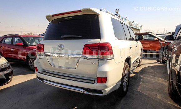 Acheter Import Voiture Toyota Land Cruiser Blanc à Import - Dubai, Bujumbura Acheter Import Voiture Toyota Land Cruiser Blanc à Import - Dubai, Bujumbura