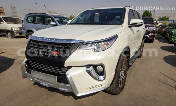 Acheter Import Voiture Toyota Fortuner Blanc à Import - Dubai, Bujumbura Acheter Import Voiture Toyota Fortuner Blanc à Import - Dubai, Bujumbura