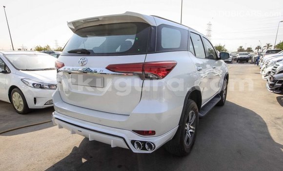 Acheter Import Voiture Toyota Fortuner Blanc à Import - Dubai, Bujumbura Acheter Import Voiture Toyota Fortuner Blanc à Import - Dubai, Bujumbura