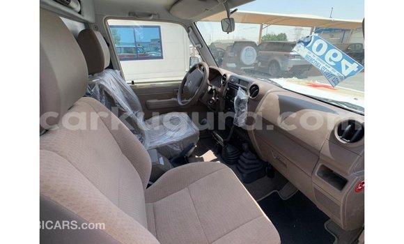 Nunua Imported Toyota Land Cruiser Beige Gari ndani ya Import - Dubai nchini Bujumbura Nunua Imported Toyota Land Cruiser Beige Gari ndani ya Import - Dubai nchini Bujumbura