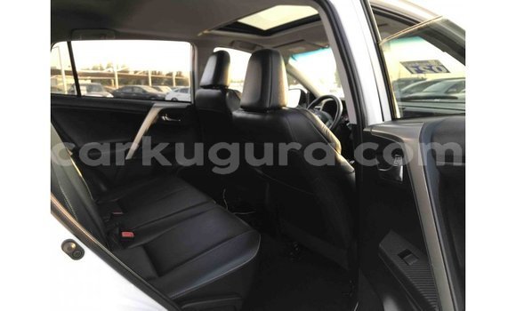 Nunua Imported Toyota 4Runner Nyeupe Gari ndani ya Import - Dubai nchini Bujumbura Nunua Imported Toyota 4Runner Nyeupe Gari ndani ya Import - Dubai nchini Bujumbura