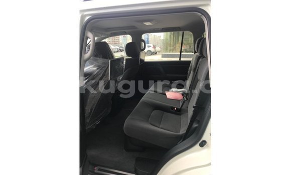 Nunua Imported Toyota Land Cruiser Nyeupe Gari ndani ya Import - Dubai nchini Bujumbura Nunua Imported Toyota Land Cruiser Nyeupe Gari ndani ya Import - Dubai nchini Bujumbura