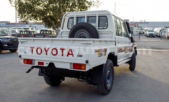 Acheter Import Voiture Toyota Land Cruiser Blanc à Import - Dubai, Bujumbura Acheter Import Voiture Toyota Land Cruiser Blanc à Import - Dubai, Bujumbura
