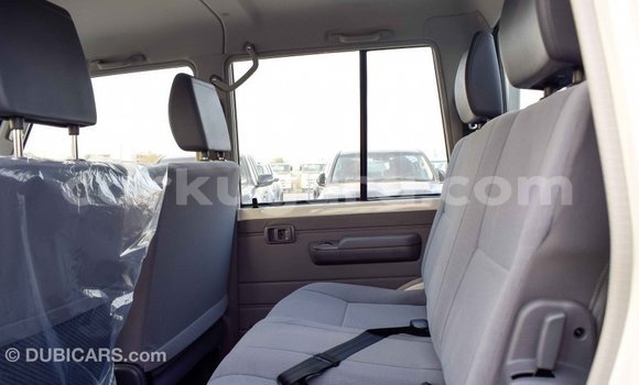 Acheter Import Voiture Toyota Land Cruiser Blanc à Import - Dubai, Bujumbura Acheter Import Voiture Toyota Land Cruiser Blanc à Import - Dubai, Bujumbura