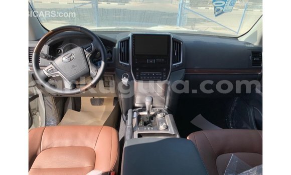 Nunua Imported Toyota Land Cruiser Nyeupe Gari ndani ya Import - Dubai nchini Bujumbura Nunua Imported Toyota Land Cruiser Nyeupe Gari ndani ya Import - Dubai nchini Bujumbura
