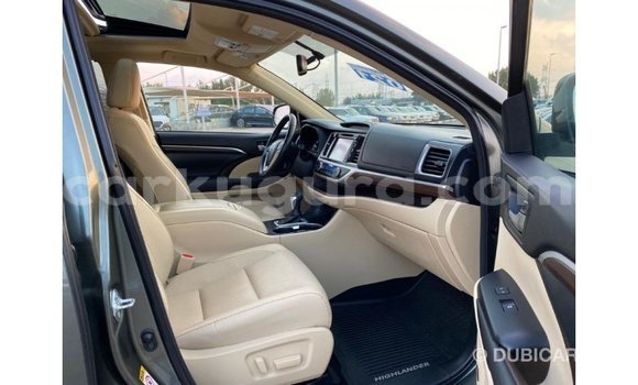 Nunua Imported Toyota Highlander Kijani Gari ndani ya Import - Dubai nchini Bujumbura Nunua Imported Toyota Highlander Kijani Gari ndani ya Import - Dubai nchini Bujumbura