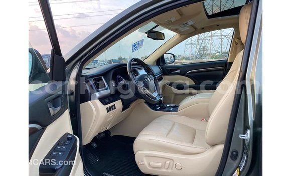 Nunua Imported Toyota Highlander Kijani Gari ndani ya Import - Dubai nchini Bujumbura Nunua Imported Toyota Highlander Kijani Gari ndani ya Import - Dubai nchini Bujumbura
