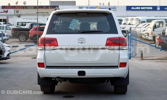 Acheter Import Voiture Toyota Land Cruiser Blanc à Import - Dubai, Bujumbura Acheter Import Voiture Toyota Land Cruiser Blanc à Import - Dubai, Bujumbura