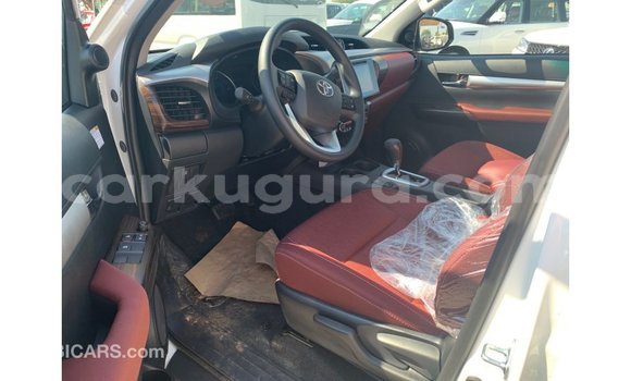 Nunua Imported Toyota Hilux Nyeupe Gari ndani ya Import - Dubai nchini Bujumbura Nunua Imported Toyota Hilux Nyeupe Gari ndani ya Import - Dubai nchini Bujumbura