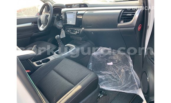 Nunua Imported Toyota Hilux Nyeupe Gari ndani ya Import - Dubai nchini Bujumbura Nunua Imported Toyota Hilux Nyeupe Gari ndani ya Import - Dubai nchini Bujumbura