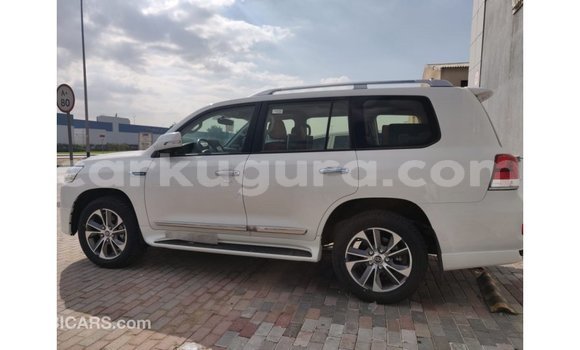 Nunua Imported Toyota Land Cruiser Nyeupe Gari ndani ya Import - Dubai nchini Bujumbura Nunua Imported Toyota Land Cruiser Nyeupe Gari ndani ya Import - Dubai nchini Bujumbura