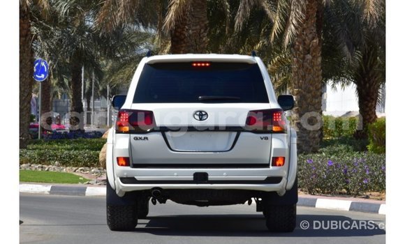 Acheter Import Voiture Toyota Land Cruiser Blanc à Import - Dubai, Bujumbura Acheter Import Voiture Toyota Land Cruiser Blanc à Import - Dubai, Bujumbura