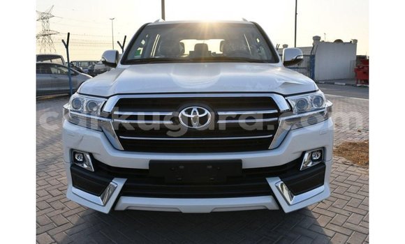 Nunua Imported Toyota Land Cruiser Nyeupe Gari ndani ya Import - Dubai nchini Bujumbura Nunua Imported Toyota Land Cruiser Nyeupe Gari ndani ya Import - Dubai nchini Bujumbura