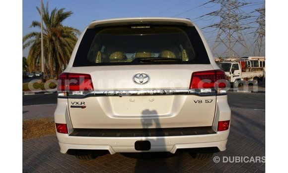Nunua Imported Toyota Land Cruiser Nyeupe Gari ndani ya Import - Dubai nchini Bujumbura Nunua Imported Toyota Land Cruiser Nyeupe Gari ndani ya Import - Dubai nchini Bujumbura