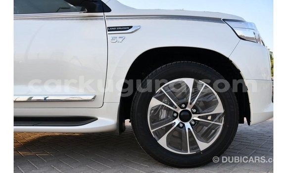 Nunua Imported Toyota Land Cruiser Nyeupe Gari ndani ya Import - Dubai nchini Bujumbura Nunua Imported Toyota Land Cruiser Nyeupe Gari ndani ya Import - Dubai nchini Bujumbura