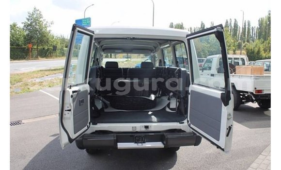 Nunua Imported Toyota Land Cruiser Nyeupe Gari ndani ya Import - Dubai nchini Bujumbura Nunua Imported Toyota Land Cruiser Nyeupe Gari ndani ya Import - Dubai nchini Bujumbura