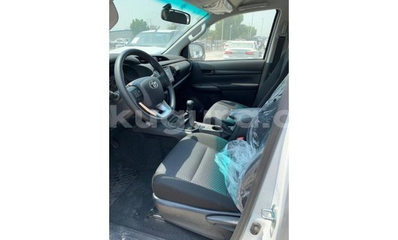 Nunua Imported Toyota Hilux Nyeupe Gari ndani ya Import - Dubai nchini Bujumbura Nunua Imported Toyota Hilux Nyeupe Gari ndani ya Import - Dubai nchini Bujumbura