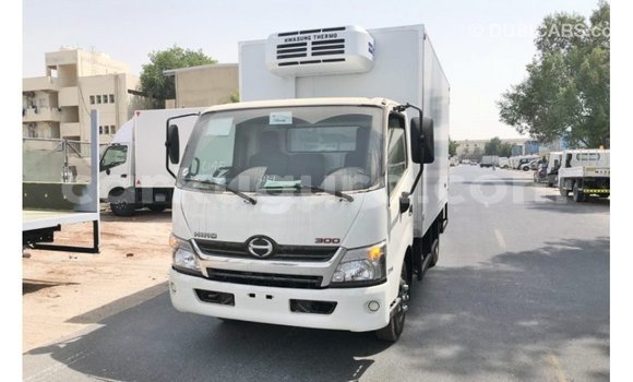 Nunua Imported Hino 300 Series Nyeupe Lori ndani ya Import - Dubai nchini Bujumbura Nunua Imported Hino 300 Series Nyeupe Lori ndani ya Import - Dubai nchini Bujumbura