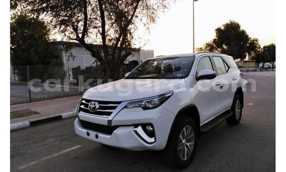 Nunua Imported Toyota Fortuner Nyeupe Gari ndani ya Import - Dubai nchini Bujumbura Nunua Imported Toyota Fortuner Nyeupe Gari ndani ya Import - Dubai nchini Bujumbura