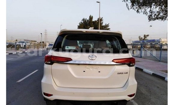 Nunua Imported Toyota Fortuner Nyeupe Gari ndani ya Import - Dubai nchini Bujumbura Nunua Imported Toyota Fortuner Nyeupe Gari ndani ya Import - Dubai nchini Bujumbura