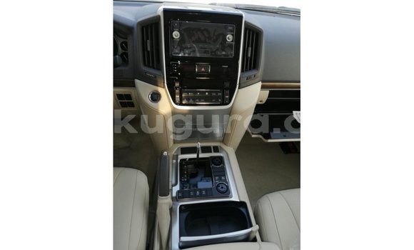 Nunua Imported Toyota Land Cruiser Nyeupe Gari ndani ya Import - Dubai nchini Bujumbura Nunua Imported Toyota Land Cruiser Nyeupe Gari ndani ya Import - Dubai nchini Bujumbura