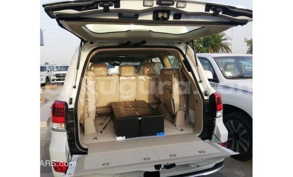 Nunua Imported Toyota Land Cruiser Nyeupe Gari ndani ya Import - Dubai nchini Bujumbura Nunua Imported Toyota Land Cruiser Nyeupe Gari ndani ya Import - Dubai nchini Bujumbura