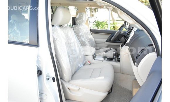 Acheter Import Voiture Toyota Land Cruiser Blanc à Import - Dubai, Bujumbura Acheter Import Voiture Toyota Land Cruiser Blanc à Import - Dubai, Bujumbura