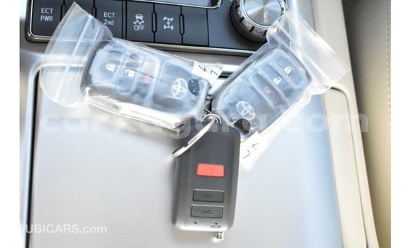 Acheter Import Voiture Toyota Land Cruiser Blanc à Import - Dubai, Bujumbura Acheter Import Voiture Toyota Land Cruiser Blanc à Import - Dubai, Bujumbura