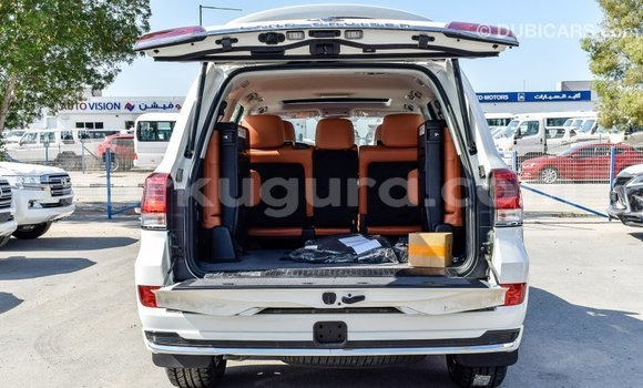 Nunua Imported Toyota Land Cruiser Nyeupe Gari ndani ya Import - Dubai nchini Bujumbura Nunua Imported Toyota Land Cruiser Nyeupe Gari ndani ya Import - Dubai nchini Bujumbura