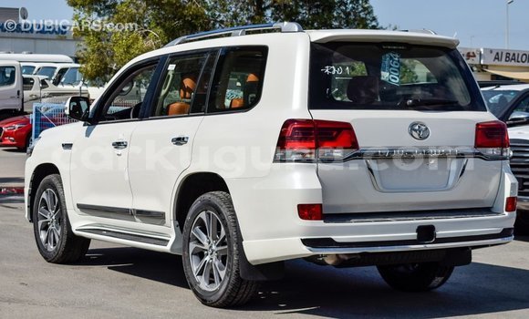 Nunua Imported Toyota Land Cruiser Nyeupe Gari ndani ya Import - Dubai nchini Bujumbura Nunua Imported Toyota Land Cruiser Nyeupe Gari ndani ya Import - Dubai nchini Bujumbura