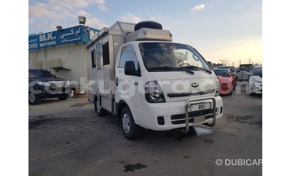 Nunua Imported Kia Carens Nyeupe Gari ndani ya Import - Dubai nchini Bujumbura Nunua Imported Kia Carens Nyeupe Gari ndani ya Import - Dubai nchini Bujumbura