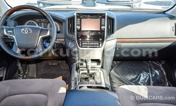 Nunua Imported Toyota Land Cruiser Nyeupe Gari ndani ya Import - Dubai nchini Bujumbura Nunua Imported Toyota Land Cruiser Nyeupe Gari ndani ya Import - Dubai nchini Bujumbura