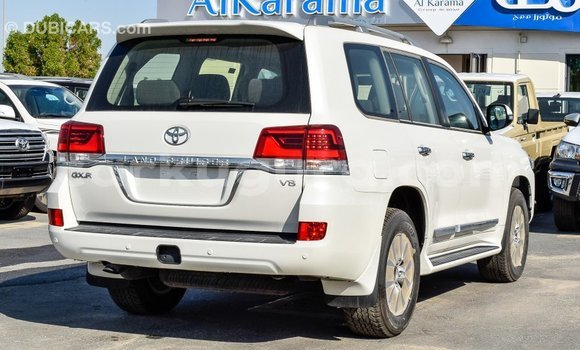 Nunua Imported Toyota Land Cruiser Nyeupe Gari ndani ya Import - Dubai nchini Bujumbura Nunua Imported Toyota Land Cruiser Nyeupe Gari ndani ya Import - Dubai nchini Bujumbura
