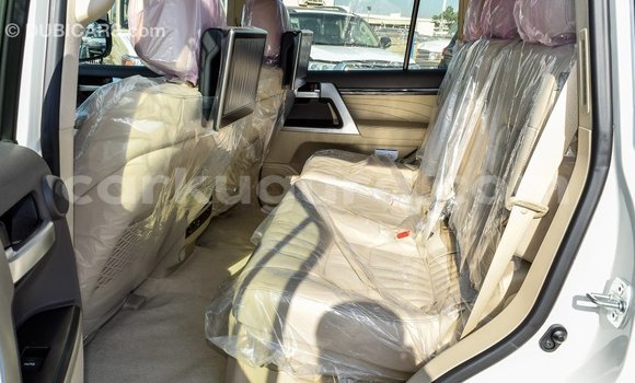 Acheter Import Voiture Toyota Land Cruiser Blanc à Import - Dubai, Bujumbura Acheter Import Voiture Toyota Land Cruiser Blanc à Import - Dubai, Bujumbura