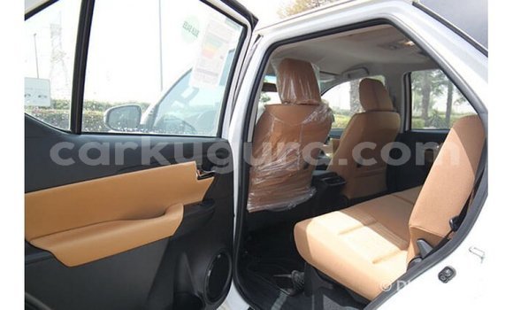 Acheter Import Voiture Toyota Fortuner Blanc à Import - Dubai, Bujumbura Acheter Import Voiture Toyota Fortuner Blanc à Import - Dubai, Bujumbura