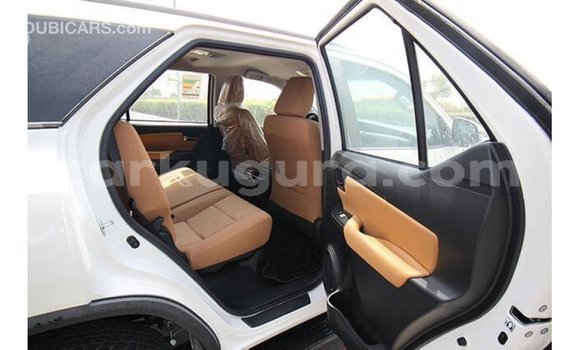 Acheter Import Voiture Toyota Fortuner Blanc à Import - Dubai, Bujumbura Acheter Import Voiture Toyota Fortuner Blanc à Import - Dubai, Bujumbura