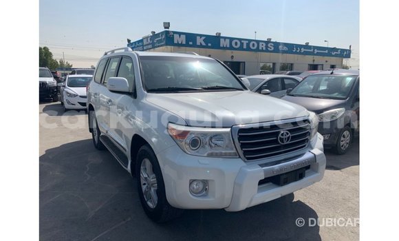 Acheter Import Voiture Toyota Land Cruiser Blanc à Import - Dubai, Bujumbura Acheter Import Voiture Toyota Land Cruiser Blanc à Import - Dubai, Bujumbura